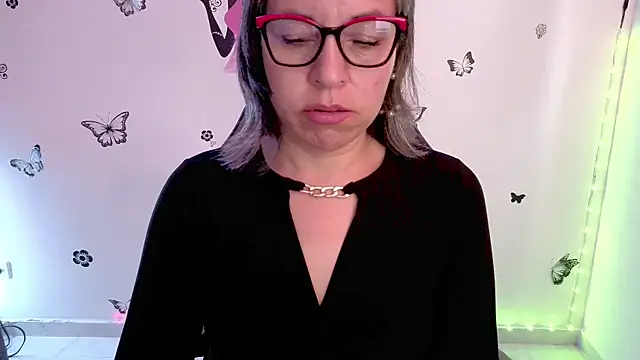 Lady breaks hearts online show from 05-12-26, 01:19