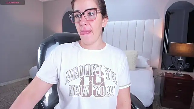 Snapshot of vanity_sex chatting on 10-31-25, 11:44 vanity sex online show from 10-31-25, 11:44