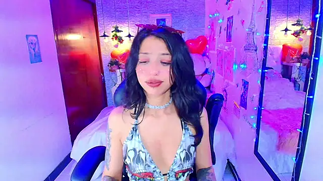 Snapshot of REDHOTTER_ chatting on 02-14-25, 08:15 REDHOTTER online show from 02-14-25, 08:15