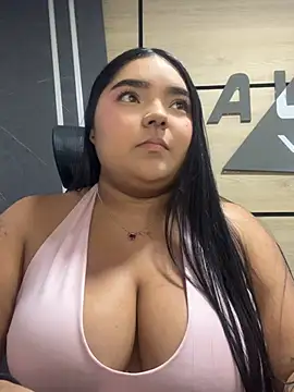 Snapshot of little_lissiee chatting on 06-27-26, 01:54 little lissiee online show from 06-27-26, 01:54