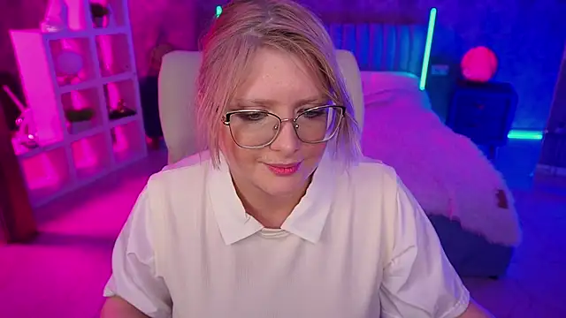 Snapshot of CoolTatis chatting on 04-26-26, 06:00 CoolTatis online show from 04-26-26, 06:00