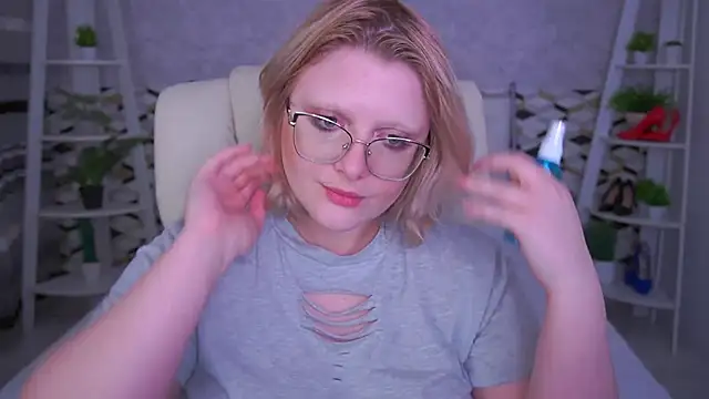Snapshot of CoolTatis chatting on 05-19-26, 06:42 CoolTatis online show from 05-19-26, 06:42