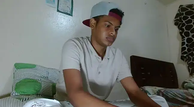 Snapshot of boylittle19cm chatting on 02-17-25, 12:38 boylittle19cm online show from 02-17-25, 12:38