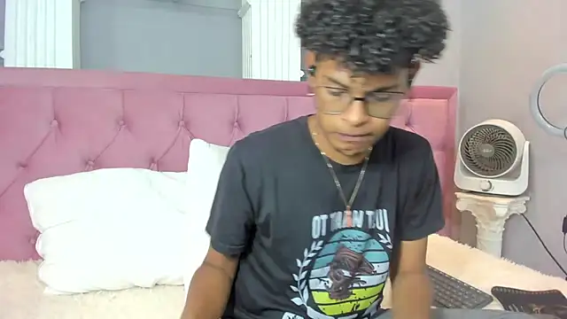 Snapshot of boylittle19cm chatting on 09-25-25, 12:31 boylittle19cm online show from 09-25-25, 12:31