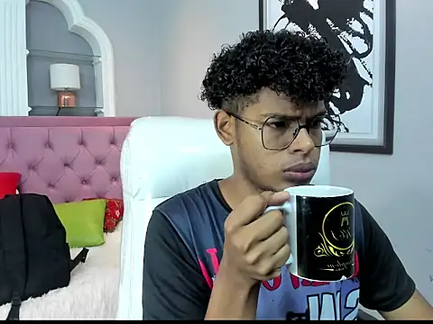 Snapshot of boylittle19cm chatting on 09-30-25, 12:21 boylittle19cm online show from 09-30-25, 12:21