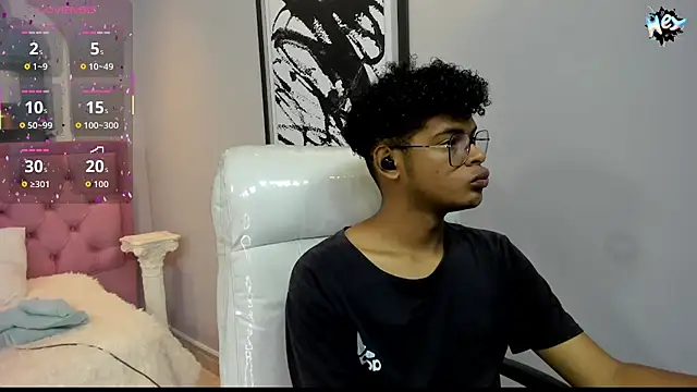 Snapshot of boylittle19cm chatting on 10-04-25, 12:25 boylittle19cm online show from 10-04-25, 12:25