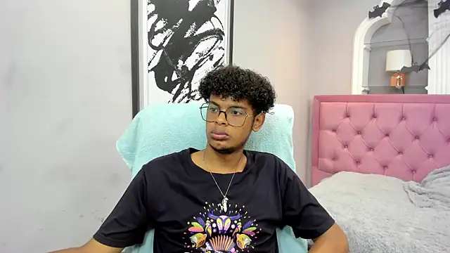 Snapshot of boylittle19cm chatting on 10-25-25, 01:18 boylittle19cm online show from 10-25-25, 01:18