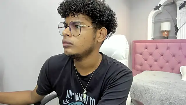 Snapshot of boylittle19cm chatting on 10-26-25, 12:33 boylittle19cm online show from 10-26-25, 12:33