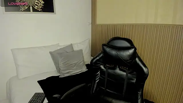 Snapshot of summer_night_ chatting on 04-25-26, 01:41 summer night online show from 04-25-26, 01:41