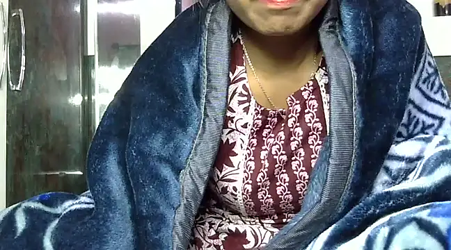 Snapshot of momo_lov chatting on 12-15-24, 08:30 momo lov online show from 12-15-24, 08:30
