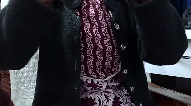 Snapshot of momo_lov chatting on 12-19-24, 04:23 momo lov online show from 12-19-24, 04:23
