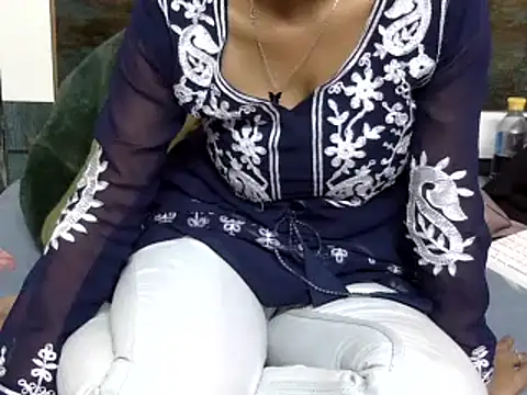 Snapshot of momo_lov chatting on 12-21-24, 08:50 momo lov online show from 12-21-24, 08:50
