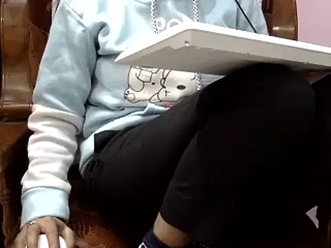 Snapshot of momo_lov chatting on 12-23-24, 11:25 momo lov online show from 12-23-24, 11:25