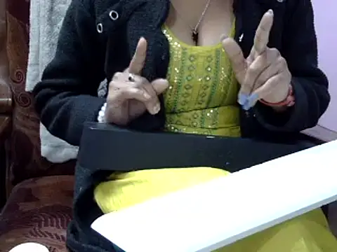 Snapshot of momo_lov chatting on 12-24-24, 08:00 momo lov online show from 12-24-24, 08:00