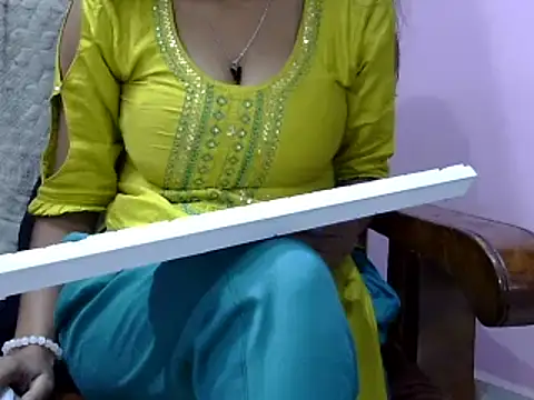 Snapshot of momo_lov chatting on 12-24-24, 11:06 momo lov online show from 12-24-24, 11:06