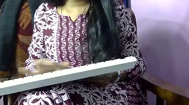 Snapshot of momo_lov chatting on 01-08-25, 11:21 momo lov online show from 01-08-25, 11:21
