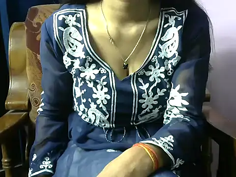 Snapshot of momo_lov chatting on 01-28-25, 05:00 momo lov online show from 01-28-25, 05:00