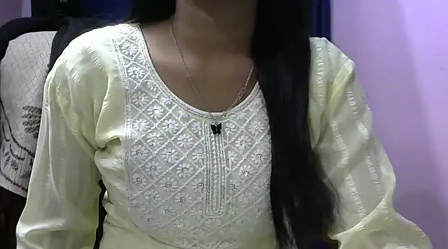 Snapshot of momo_lov chatting on 02-08-25, 04:47 momo lov online show from 02-08-25, 04:47