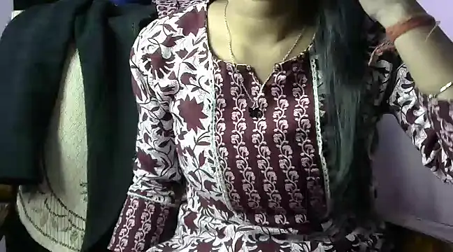 Snapshot of momo_lov chatting on 02-10-25, 05:03 momo lov online show from 02-10-25, 05:03
