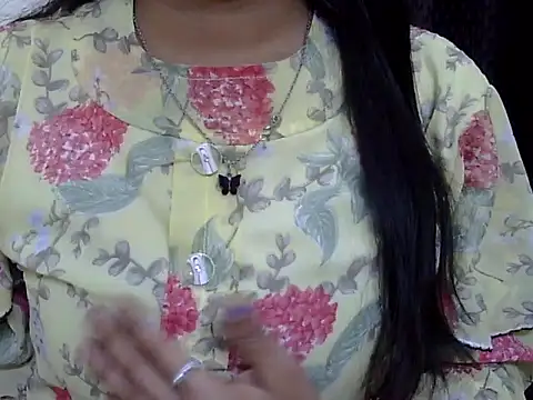 Snapshot of momo_lov chatting on 03-08-25, 05:28 momo lov online show from 03-08-25, 05:28