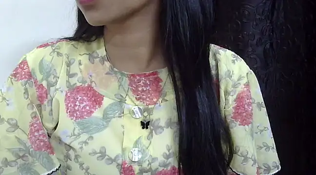 Snapshot of momo_lov chatting on 03-08-25, 08:44 momo lov online show from 03-08-25, 08:44