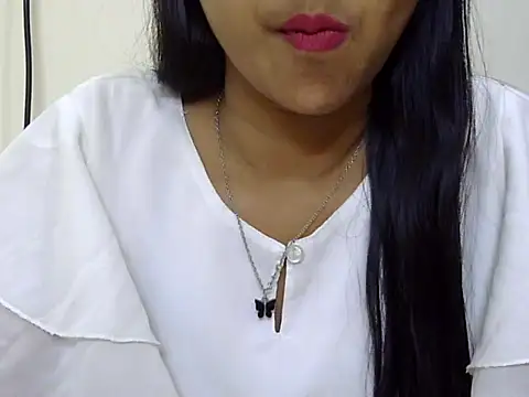 Snapshot of momo_lov chatting on 03-19-25, 05:52 momo lov online show from 03-19-25, 05:52