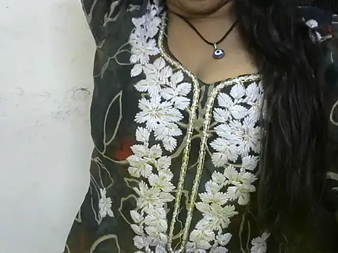 Snapshot of momo_lov chatting on 09-19-25, 05:31 momo lov online show from 09-19-25, 05:31