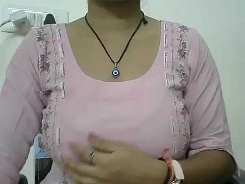 Snapshot of momo_lov chatting on 10-06-25, 05:49 momo lov online show from 10-06-25, 05:49