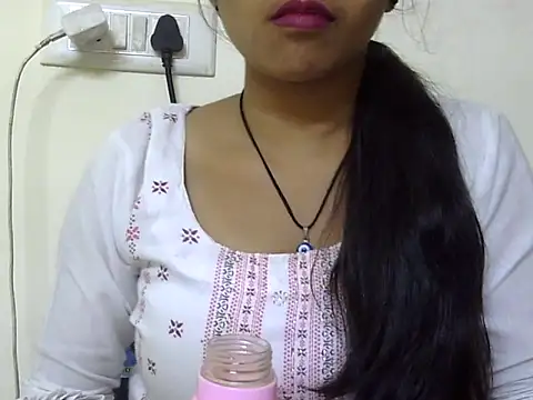 Snapshot of momo_lov chatting on 10-10-25, 04:55 momo lov online show from 10-10-25, 04:55