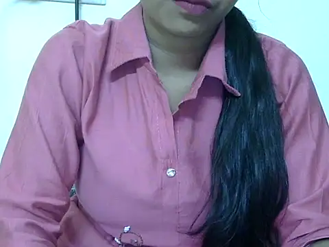 Snapshot of momo_lov chatting on 10-13-25, 04:12 momo lov online show from 10-13-25, 04:12