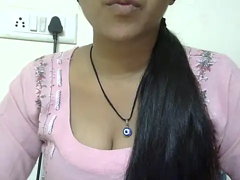 Snapshot of momo_lov chatting on 10-18-25, 05:10 momo lov online show from 10-18-25, 05:10