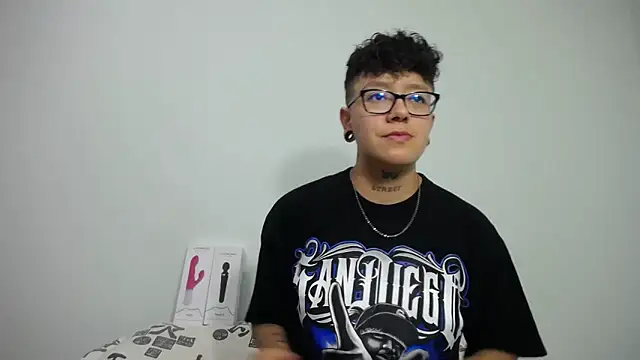 Snapshot of alex_noa chatting on 02-10-25, 05:52 alex noa online show from 02-10-25, 05:52