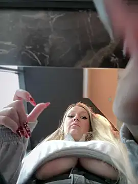 Snapshot of Teya_moon_ chatting on 12-17-24, 10:34 Teya moon  online show from 12-17-24, 10:34