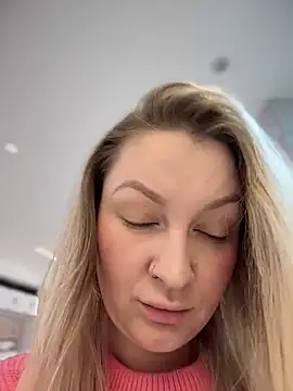 Snapshot of Teya_moon_ chatting on 12-19-24, 11:39 Teya moon  online show from 12-19-24, 11:39