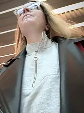 Snapshot of Teya_moon_ chatting on 12-27-24, 10:12 Teya moon  online show from 12-27-24, 10:12