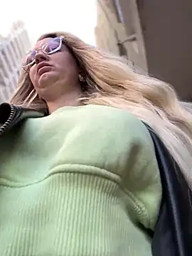 Snapshot of Teya_moon_ chatting on 01-12-25, 11:28 Teya moon  online show from 01-12-25, 11:28