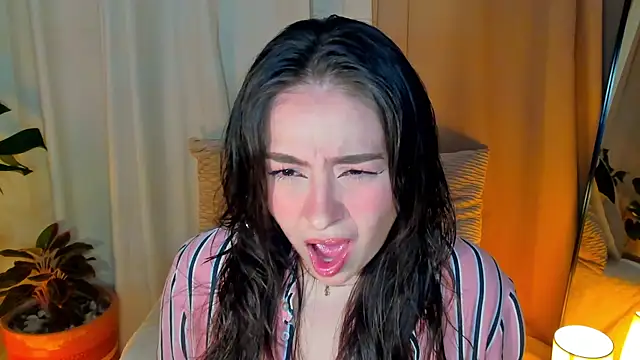 Snapshot of SofiMeza chatting on 03-11-25, 03:12 SofiMeza online show from 03-11-25, 03:12
