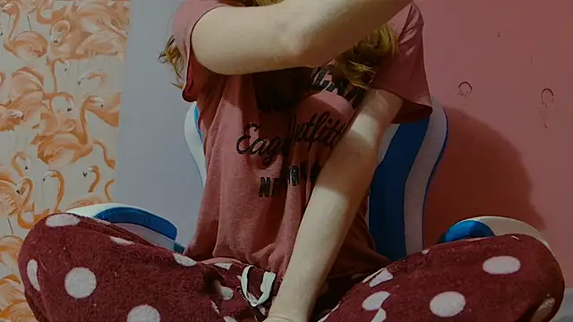 Snapshot of strawberrysmoothie chatting on 12-31-24, 02:40 strawberrysmoothie online show from 12-31-24, 02:40