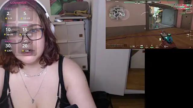 Snapshot of playvalorantwithmenow chatting on 10-31-25, 01:39 playvalorantwithmenow online show from 10-31-25, 01:39