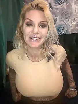 Snapshot of Ninasweden chatting on 12-17-25, 09:10 Ninasweden online show from 12-17-25, 09:10