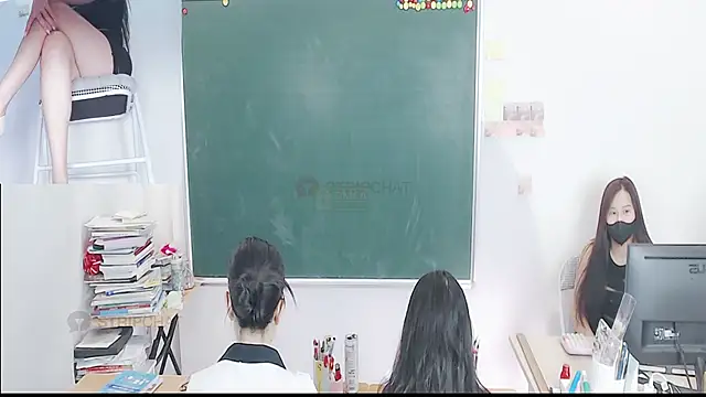 Snapshot of _Math_ chatting on 11-16-25, 09:26 Math online show from 11-16-25, 09:26