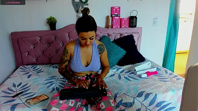 Snapshot of mia_bigtits17 chatting on 07-18-26, 04:44 mia bigtits17 online show from 07-18-26, 04:44