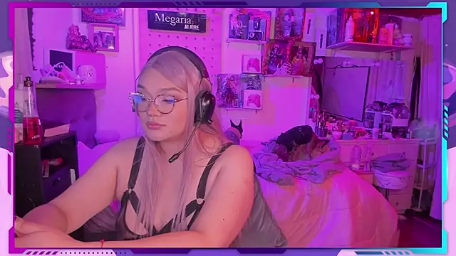 Snapshot of MegariaB chatting on 10-17-25, 04:04 MegariaB online show from 10-17-25, 04:04