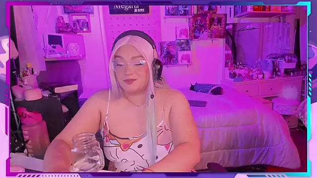 Snapshot of MegariaB chatting on 10-28-25, 03:54 MegariaB online show from 10-28-25, 03:54