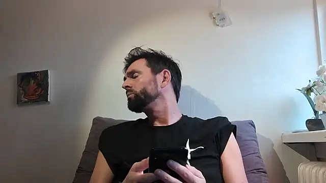 Snapshot of TB1977DK chatting on 12-19-25, 12:23 TB1977DK online show from 12-19-25, 12:23