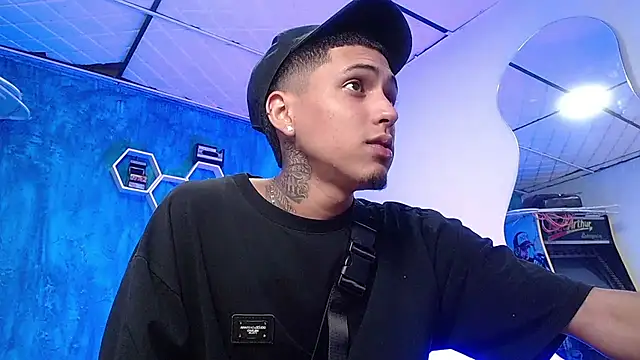 Snapshot of Liam_lee chatting on 12-10-24, 03:55 Liam lee online show from 12-10-24, 03:55