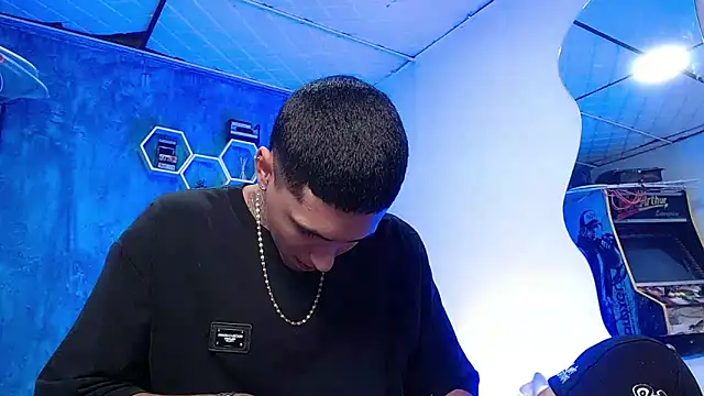 Snapshot of Liam_lee chatting on 12-13-24, 04:38 Liam lee online show from 12-13-24, 04:38