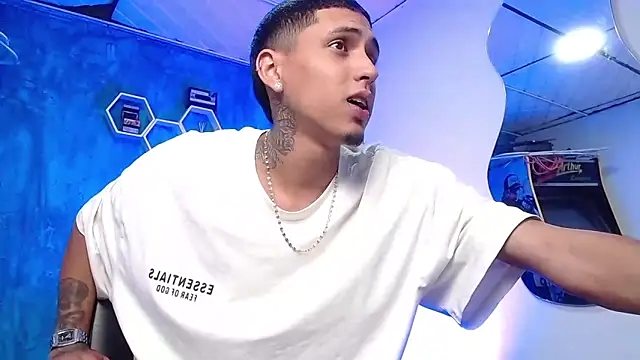 Snapshot of Liam_lee chatting on 12-14-24, 04:42 Liam lee online show from 12-14-24, 04:42