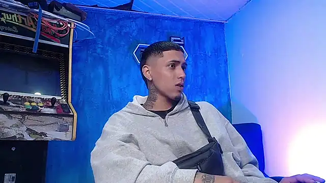 Snapshot of Liam_lee chatting on 12-17-24, 12:33 Liam lee online show from 12-17-24, 12:33