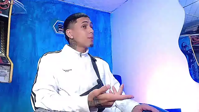 Snapshot of Liam_lee chatting on 12-23-24, 12:30 Liam lee online show from 12-23-24, 12:30